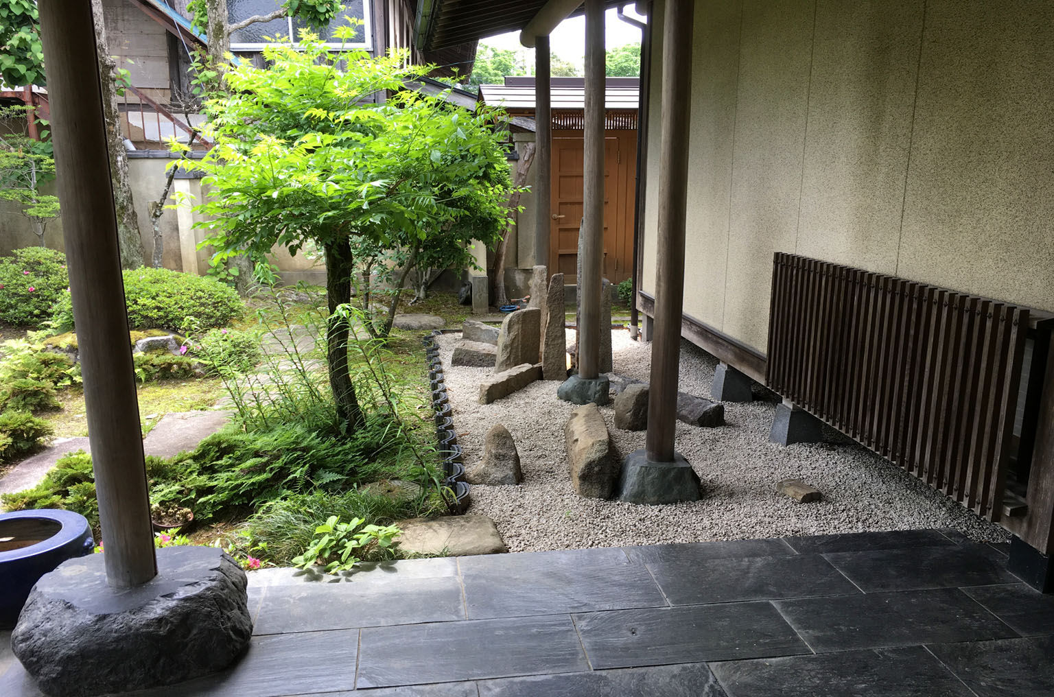 庭石をリユースした和モダンな玄関 庭のことなら赤松庵 せきしょうあん