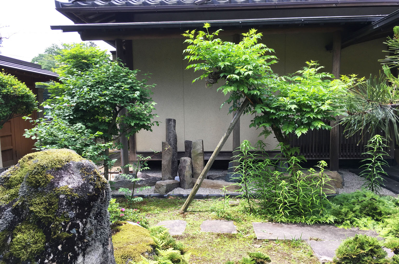 庭石をリユースした和モダンな玄関 庭のことなら赤松庵 せきしょうあん